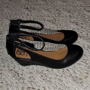 Daisy Fuentes Black Wedge Pumps